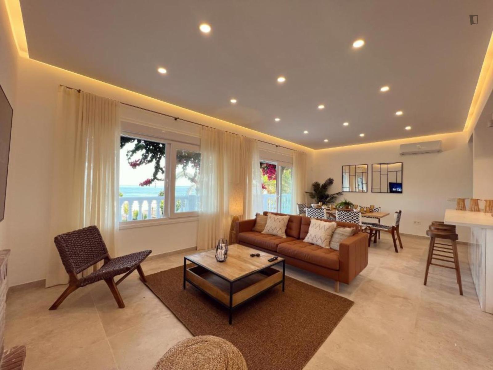  Large And Elegant 3-Bedroom Apartment Close To Playa De Chilches   -  Large and elegant 3-bedroom apartment close to Playa de Chilches   - Gallery -  1