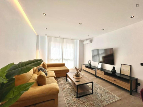 Modern 2-bedroom flat close to the old town