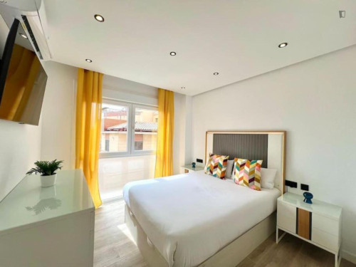 Modern 2-bedroom flat close to the old town