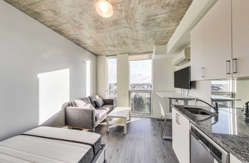 643 - 1900 Simcoe St N