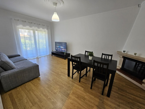 Spacious double bedroom in a fully renovated and furnished apartment