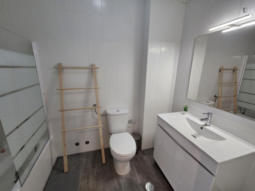 Spacious double bedroom in a fully renovated and furnished apartment - Gallery - 9