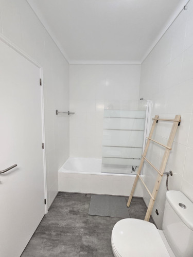 Spacious double bedroom in a fully renovated and furnished apartment - Gallery - 10