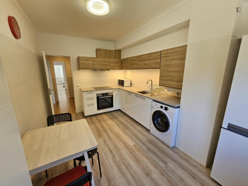 Spacious double bedroom in a fully renovated and furnished apartment - Gallery - 6