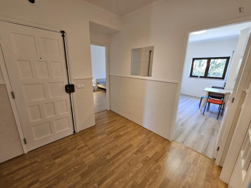 Spacious double bedroom in a fully renovated and furnished apartment - Gallery - 11