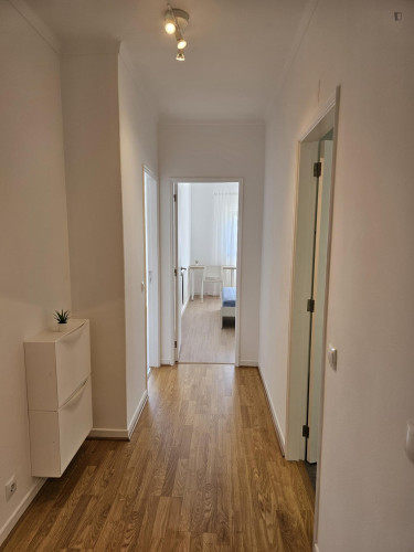 Spacious double bedroom in a fully renovated and furnished apartment - Gallery - 12