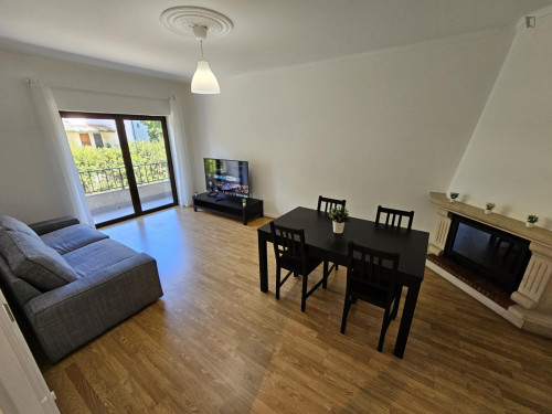 Spacious double bedroom in a fully renovated and furnished apartment