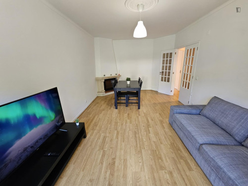 Spacious double bedroom in a fully renovated and furnished apartment - Gallery - 5