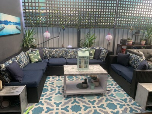 Large queen size room w cool family