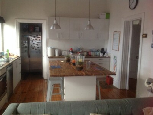 Large queen size room w cool family