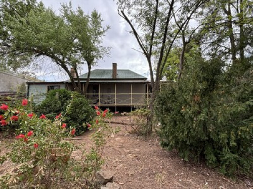 Country town stay near Canberra