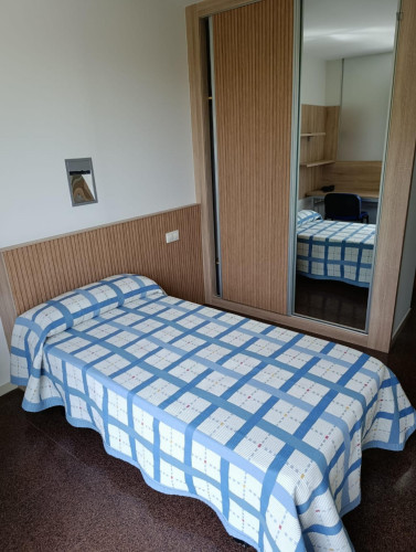 Welcoming single ensuite bedroom in La Fama