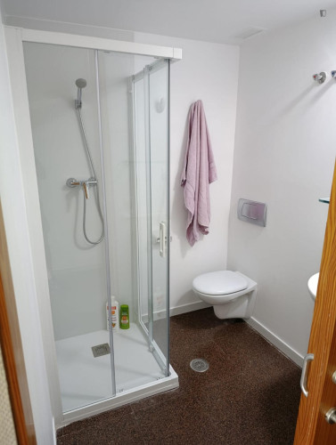 Welcoming single ensuite bedroom in La Fama