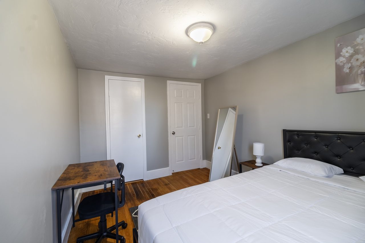  #925: Newton Corner - Queen Bedroom B  -  #925: Newton Corner  - Gallery -  1