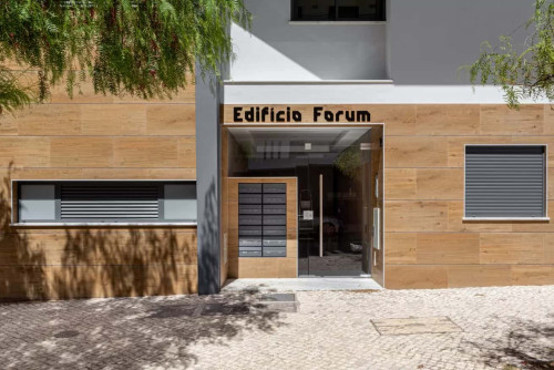 Elegant 3-bed flat w/ balcony