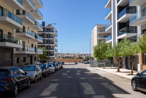 Elegant 3-bed flat w/ balcony