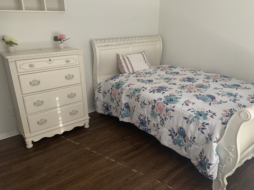 Cozy Bedroom (Full Room) - 1