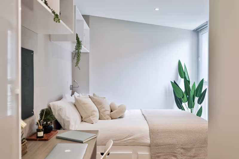 Classic Smaller 3 Bed Apartment - William And Matthew House - Gallery - 1