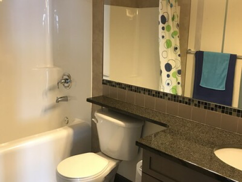 1 bed room with 1 bathroom