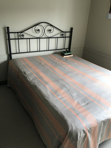 1 bed room with 1 bathroom