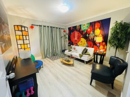 Spacious comfy bright bedroom 