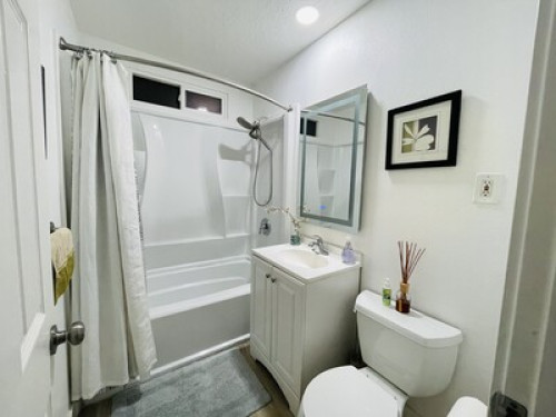 Spacious comfy bright bedroom 