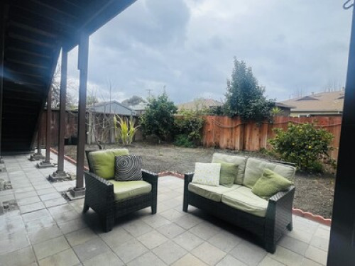 Spacious comfy bright bedroom   - Gallery -  5