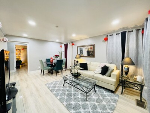 Spacious comfy bright bedroom 