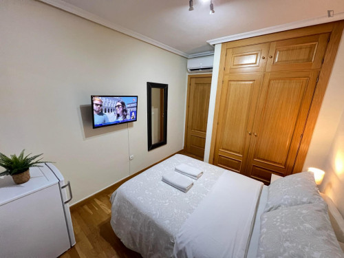 Single bedroom in 5-bedroom apartment