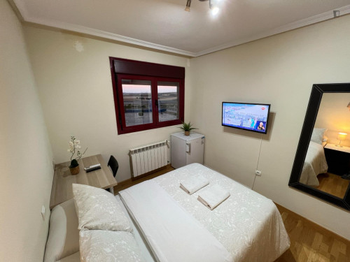Single bedroom in 5-bedroom apartment