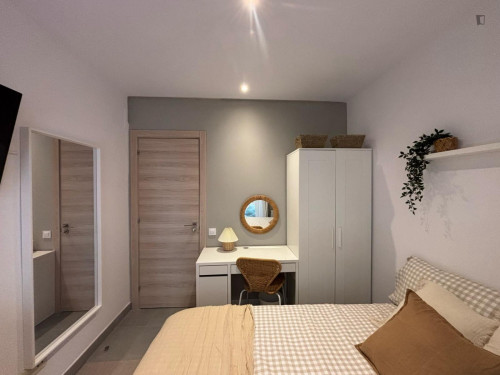 ALBURY: NEWLY RENOVATED APARTMENT - RESIDENCE