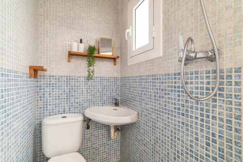 Modern Coliving Room in the Heart of Vibrant Ciutat Vella, Barcelona Apartment