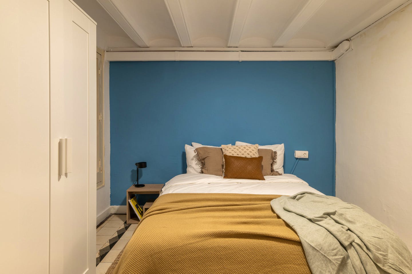  Medium Room  -  Modern Coliving Room in the Heart of Vibrant Ciutat Vella, Barcelona Apartment  - Gallery -  3