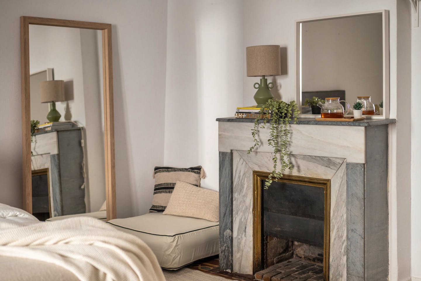  Medium Room  -  Modern Coliving Room in the Heart of Vibrant Ciutat Vella, Barcelona Apartment  - Gallery -  12