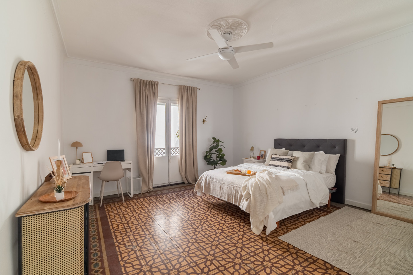  Medium Room  -  Modern Coliving Room in the Heart of Vibrant Ciutat Vella, Barcelona Apartment  - Gallery -  34