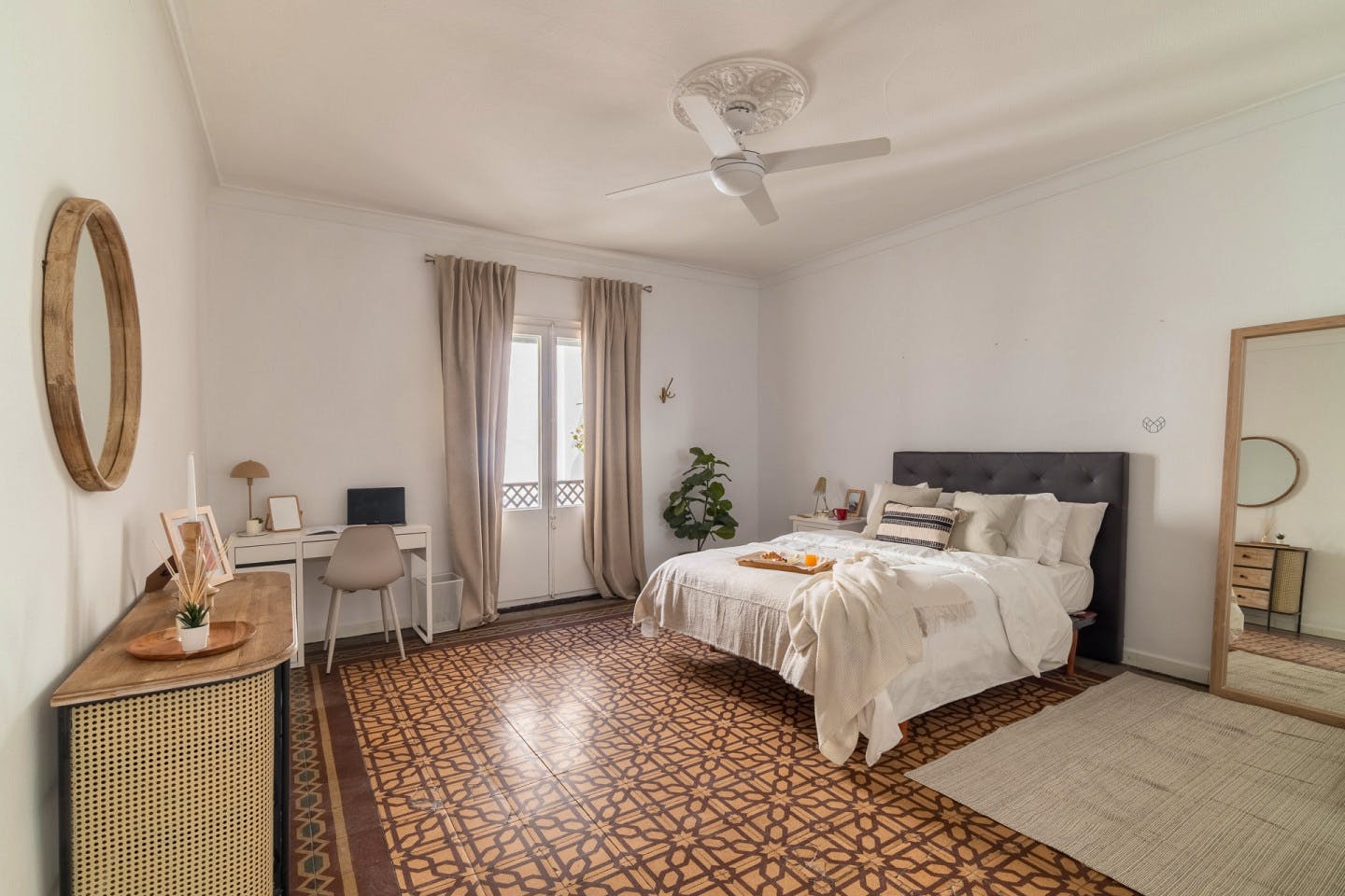  Medium Room  -  Modern Coliving Room in the Heart of Vibrant Ciutat Vella, Barcelona Apartment  - Gallery -  15