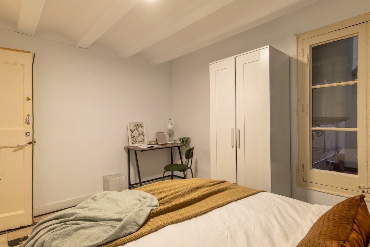  Medium Room  -  Modern Coliving Room in the Heart of Vibrant Ciutat Vella, Barcelona Apartment  - Gallery -  2