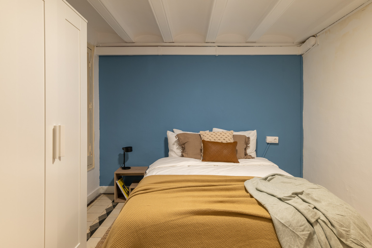  Medium Room  -  Modern Coliving Room in the Heart of Vibrant Ciutat Vella, Barcelona Apartment  - Gallery -  22