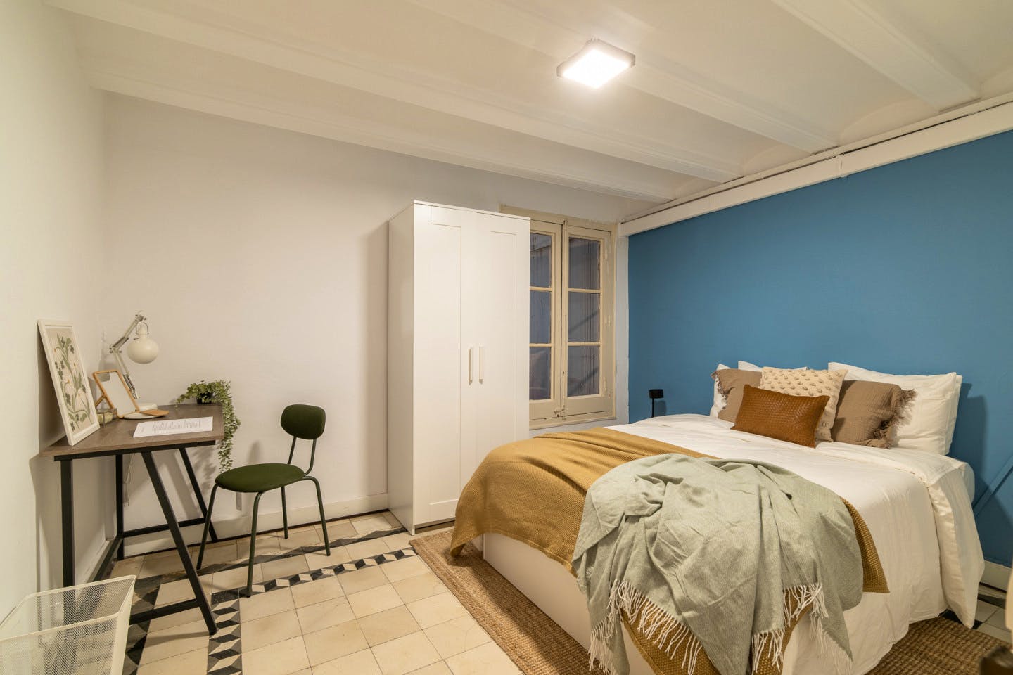  Medium Room  -  Modern Coliving Room in the Heart of Vibrant Ciutat Vella, Barcelona Apartment  - Gallery -  1