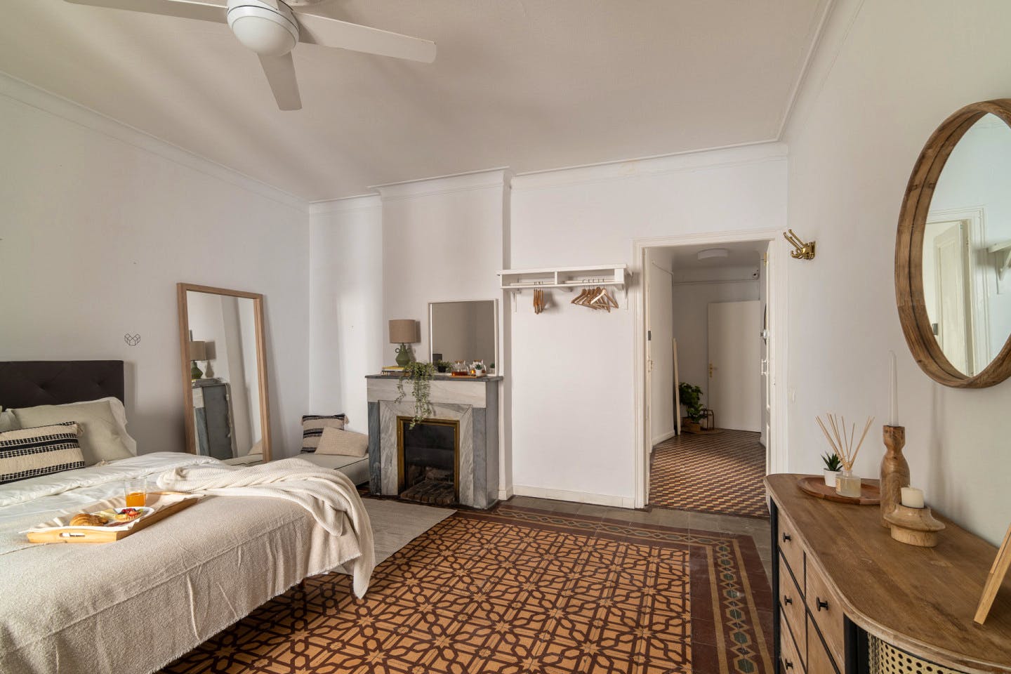  Medium Room  -  Modern Coliving Room in the Heart of Vibrant Ciutat Vella, Barcelona Apartment  - Gallery -  14