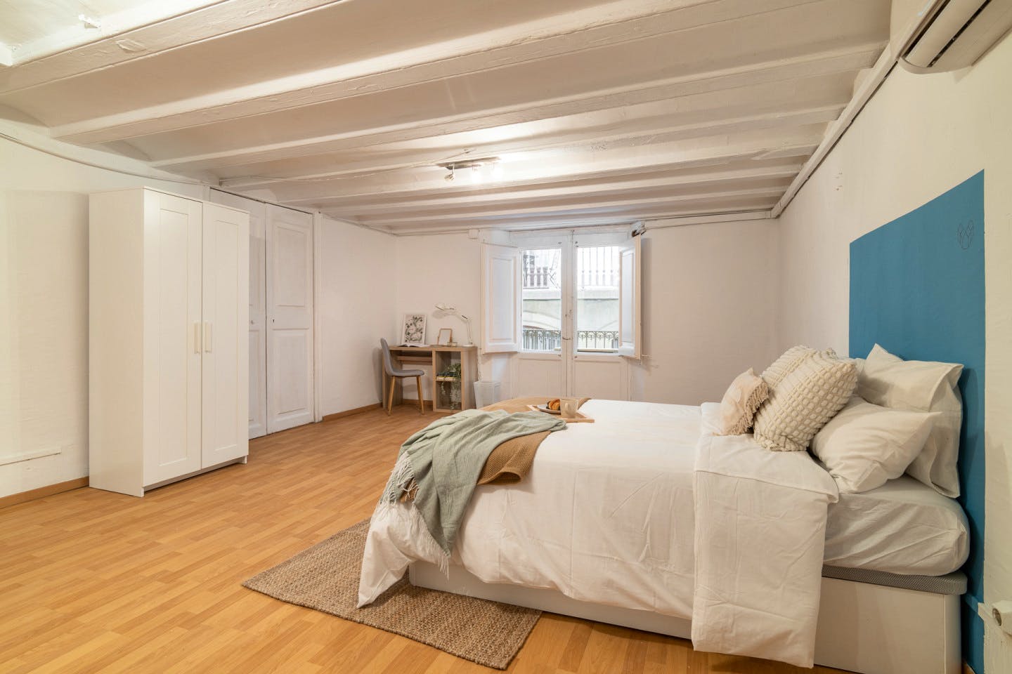  Large  -  Modern Coliving Room in the Heart of Vibrant Ciutat Vella, Barcelona Apartment  - Gallery -  8
