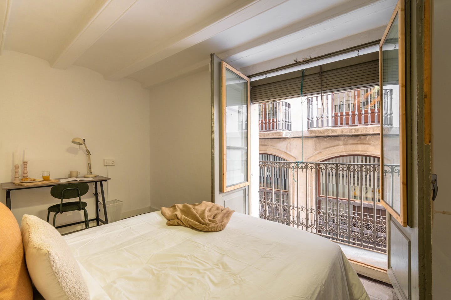  Large  -  Modern Coliving Room in the Heart of Vibrant Ciutat Vella, Barcelona Apartment  - Gallery -  4