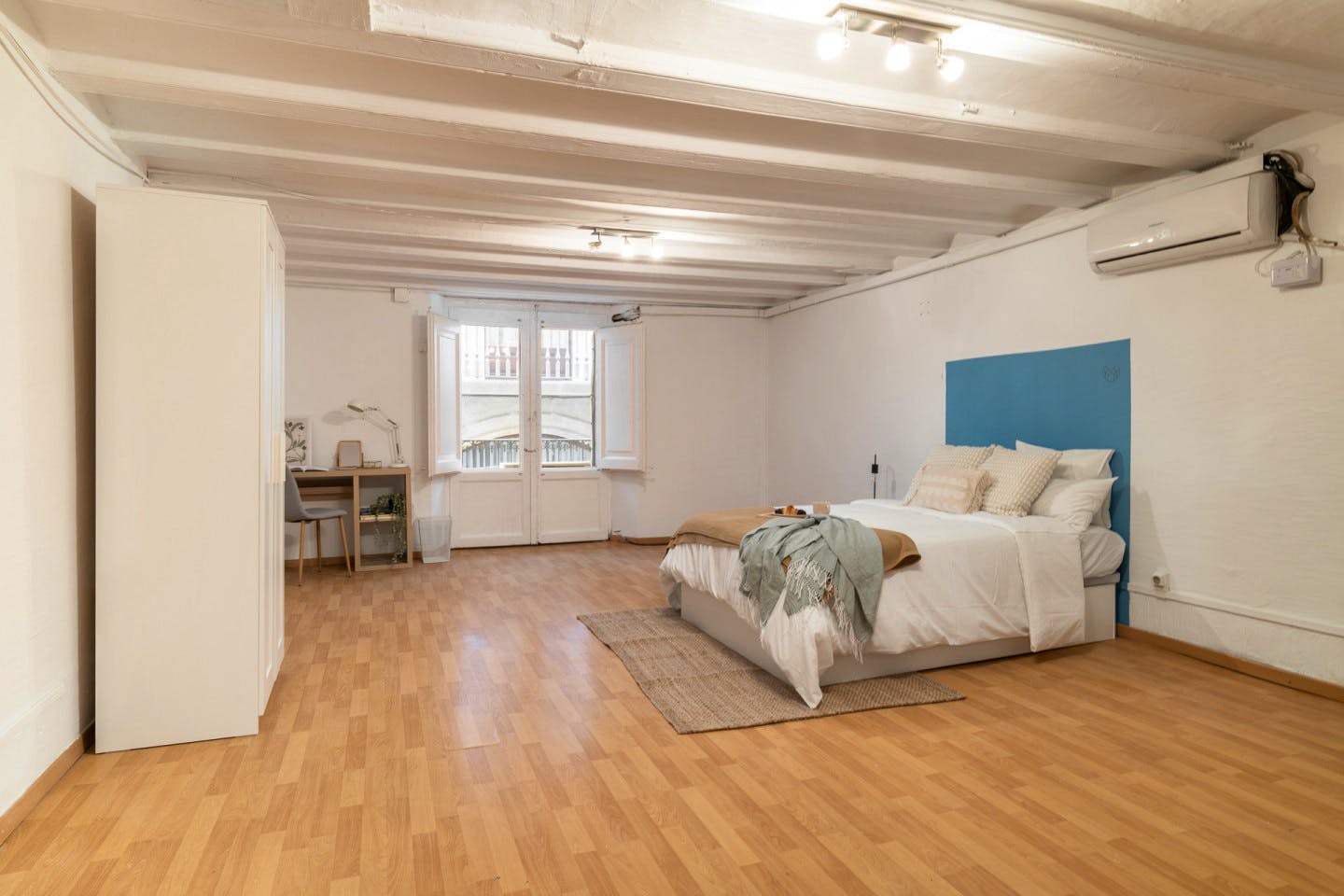  Large  -  Modern Coliving Room in the Heart of Vibrant Ciutat Vella, Barcelona Apartment  - Gallery -  7