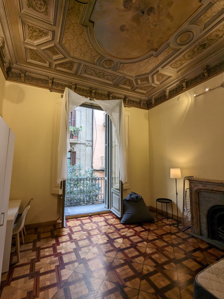  Premium  -  Modern Coliving Room in the Heart of Vibrant Ciutat Vella, Barcelona Apartment  - Gallery -  29