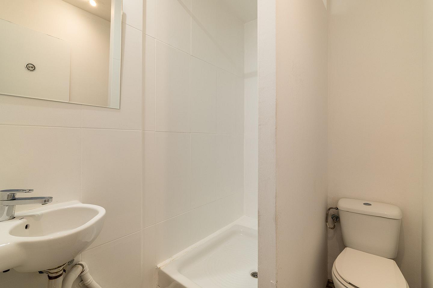  Private Bathroom  -  Modern Coliving Room in the Heart of Vibrant Ciutat Vella, Barcelona Apartment  - Gallery -  54