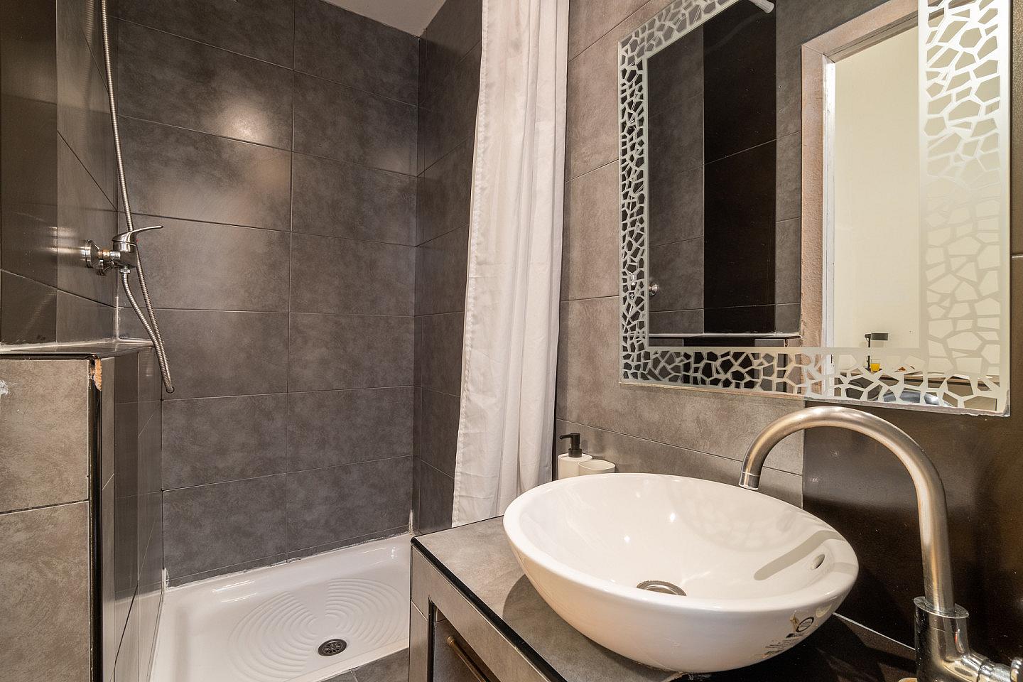  Private Bathroom  -  Modern Coliving Room in the Heart of Vibrant Ciutat Vella, Barcelona Apartment  - Gallery -  50