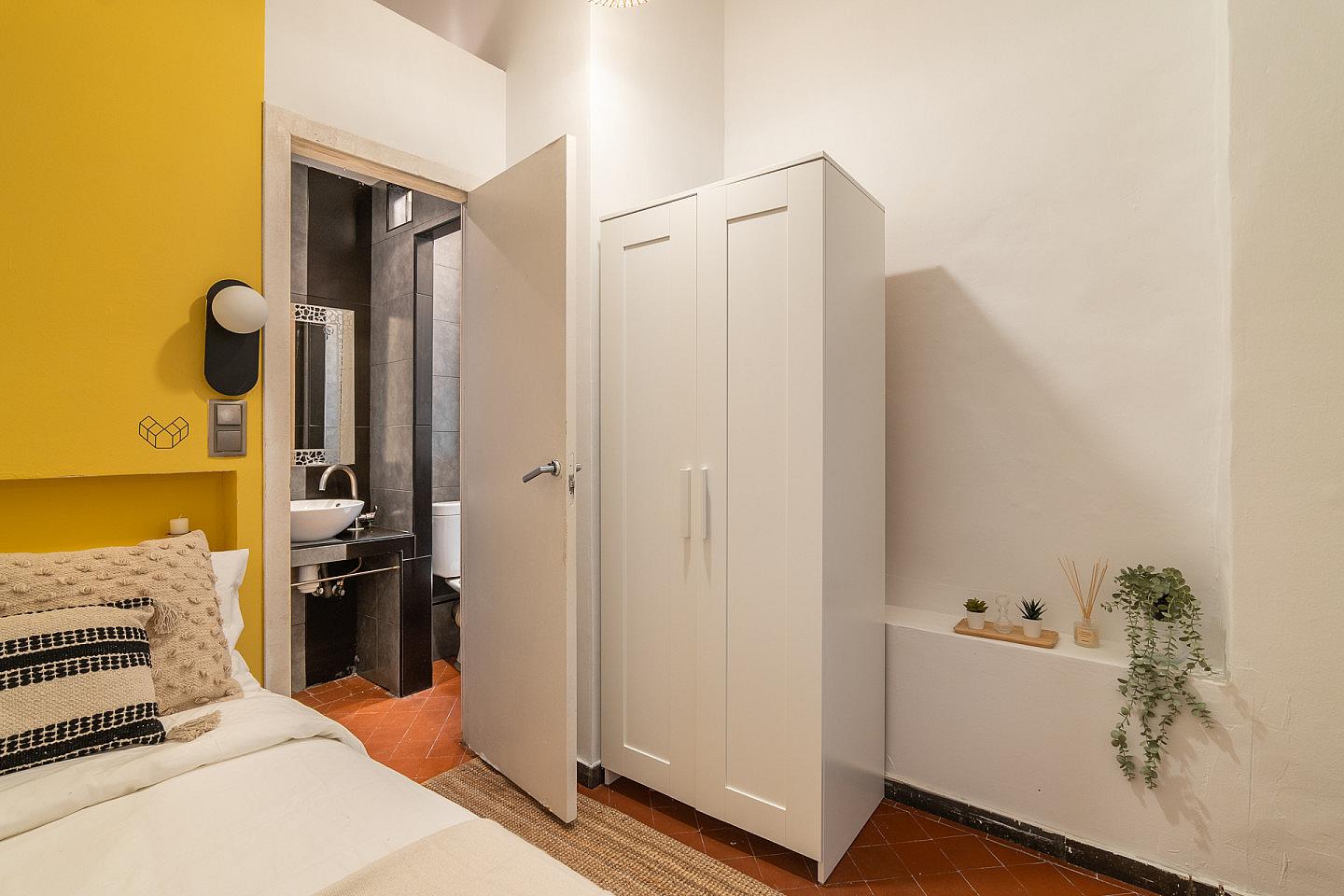  Private Bathroom  -  Modern Coliving Room in the Heart of Vibrant Ciutat Vella, Barcelona Apartment  - Gallery -  37