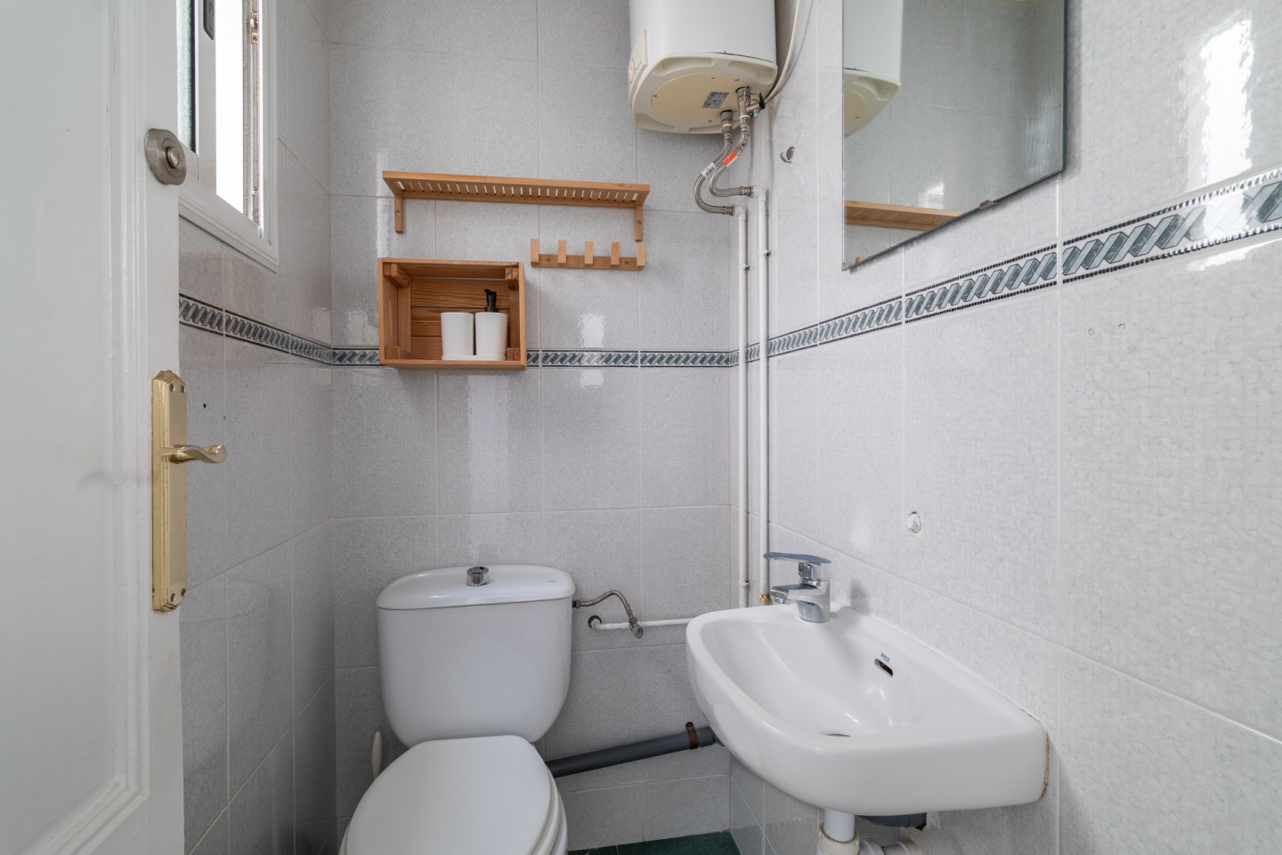  Private Bathroom  -  Modern Coliving Room in the Heart of Vibrant Ciutat Vella, Barcelona Apartment  - Gallery -  30