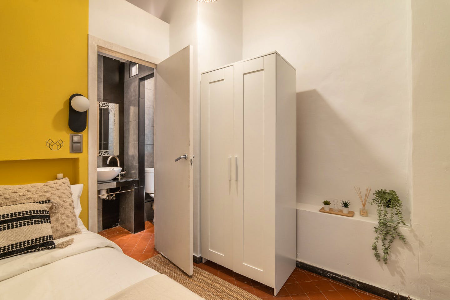  Private Bathroom  -  Modern Coliving Room in the Heart of Vibrant Ciutat Vella, Barcelona Apartment  - Gallery -  5
