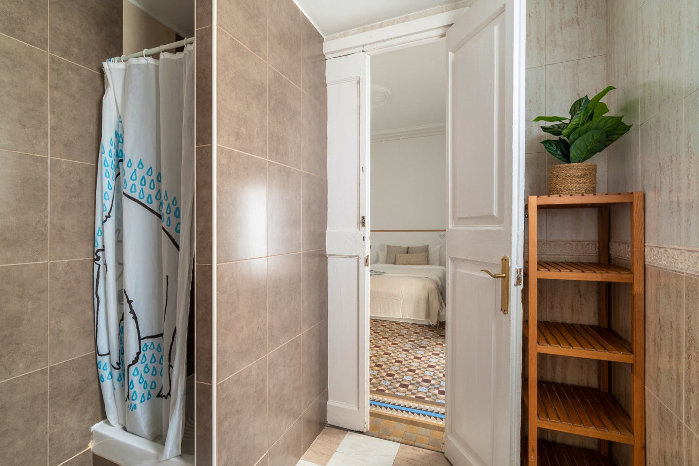  Premium Private Bathroom  -  Modern Coliving Room in the Heart of Vibrant Ciutat Vella, Barcelona Apartment  - Gallery -  3